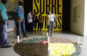 Activistas participan en actos conmemorativos con motivo del Día Nacional de la Memoria y la Solidaridad con las Víctimas este martes, en Medellín.