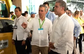 El Presidente Duque observando casos de taxis, vehículos de Transcaribe y tractomulas que operan con gas natural.