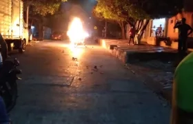 La moto prendida por los indignados vecinos.