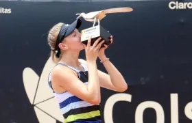 Amanda Anisimova, 76 del mundo, con el trofeo de campeona del Abierto de Bogotá. 