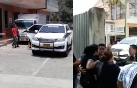 El joven abandona la sede de Medicina Legal, ante el grito de sus mismos familiares por el crimen de su mamá.