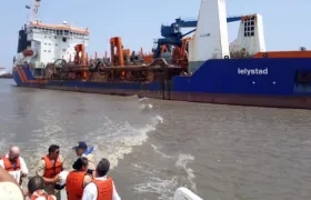 La draga Lelystad, en plena labor.