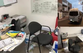 Las oficinas y la Van que se llevaron los delincuentes.