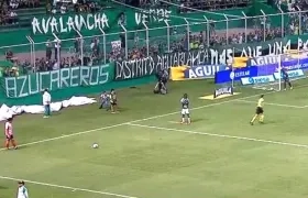 Matías Fernández, ensayando de tiro libre.