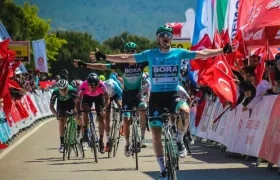 Sam Bennett celebra su victoria. 