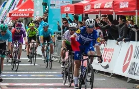 Fabio Jakobsen  gana en la meta.