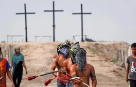 Penitentes con máscaras participan en el Viernes Santo en la aldea de San Juan, San Fernando, Pampanga, Filipinas.