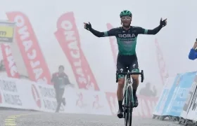 Felix Grossschartner entra solo en la meta. 