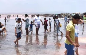 La gente caminando en las piscinas de sal.