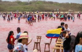 Asistencia masiva de visitantes al 'Mar Rosado' durante la Semana Santa.