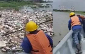 La Triple A con el apoyo de la Armada hace limpia la bocatoma del Acueducto.