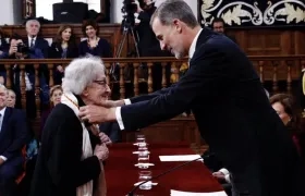 La poeta Ida Vitale y el Rey Felipe.