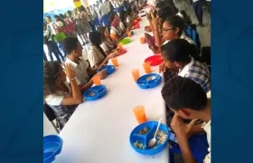Los estudiantes consumiendo alimentos en el comedor.
