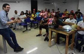 El secretario de Gobierno, Clemente Fajardo y los barristas del Junior.