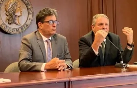 El ministro de Hacienda, Alberto Carrasquilla, y el gerente del Banco Emisor, Juan José Echeverría.