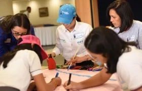 Docentes, estudiantes y funcionarios de Triple A durante el taller de creatividad, innovación y conciencia ambiental. 