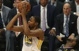 Kevin Durant intenta un tiro. 