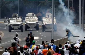 Momento de la arremetida de las tanquetas.