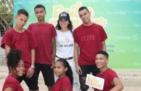 Clemencia Vargas junto a uno de los grupos que participó en el lanzamiento.