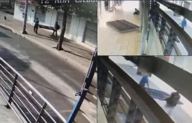 Ladrones se llevan la reja por toda la carrera 46 y doblan después por la calle 43.
