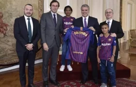 Representantes de la Fundación Barcelona y el Presidente Iván Duque.