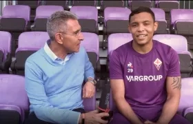 El periodista Jorge Cura entrevistando a Luis Fernando Muriel.