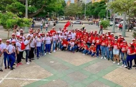 Pedro Lemus con seguidores en la toma del Paseo Bolívar.