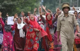 Devotas musulmanas participan en una manifestación, este lunes, en Srinagar, la capital estival de la Cachemira india.