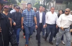 Freddy Superlano, a la derecha de Juan Guaidó.