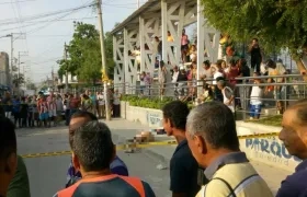 Decenas de curiosos se acercaron al lugar para tratar de identificar a la víctima.