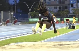 Caterine Ibargüen en el primer salto de la noche.