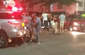 Los vehículos involucrados: El Sprnt rojo y la camioneta luego de ser reposicionada.