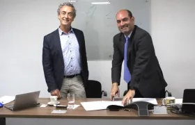 El Director de Cormagdalena y el representante holandés durante la firma del convenio.