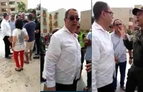 Un oficial de la Policía requiriendo al abogado de la empresa para atender a los propietarios.