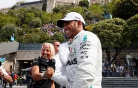El piloto británico de Fórmula Uno, Lewis Hamilton, de Mercedes AMG GP, celebra después de obtener la pole position en Mónaco.
