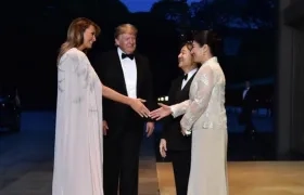 El presidente de los EEUU, Donald Trump (2i), y su mujer, Melania Trump (i), saludan al emperador Naruhito (2d) y la emperatriz Masako (d) a su llegada al Palacio Imperial.