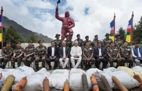 El ministro de Defensa nepalí, Ishwor Pokhrel (c), posa con oficiales del Ejército junto a bolsas residuales del monte Everest, este lunes en Katmandú (Nepal). 