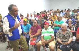El Director Territorial Alfredo Palencia, con las víctimas indemnizadas.