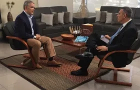 El Presidente de la República, Iván Duque y el periodista Jorge Cura.