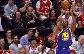 Andre Iguodala lanza un triple. 