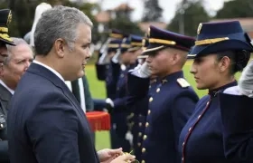 Angie Carolina Celly Abril, de 21 años de edad, con el Presidente Duque en la ceremonia en la Escuela José María Córdova.