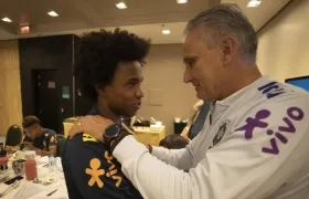 William se saluda con Tite. 