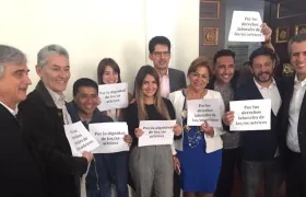 Actores y congresistas tras la aprobación de la Ley.
