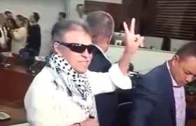 'Jesús Santrich' también salió del recinto haciendo la 'V'.