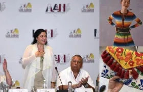 La secretaria de Cultura mexicana, Alejandra Frausto y los diseños.