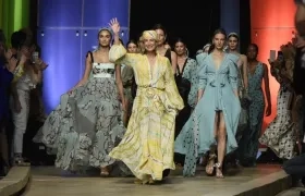 Silvia Tcherassi saluda al público asistente al Mobaq, tras la presentación de su nueva colección.