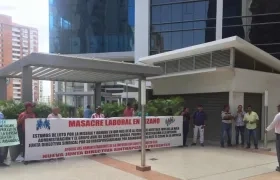 Toma de los extrabajadores de Pizano durante la protesta.