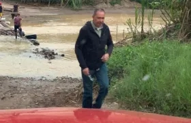 El diputado Richard Blanco cruzando la trocha en Táchira. 