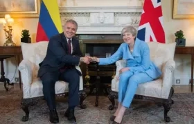 En la foto, el Presidente Iván Duque saluda a la Primera Ministra del Reino Unido, Theresa May.