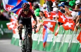 Egan Bernal entra en la línea de meta. 